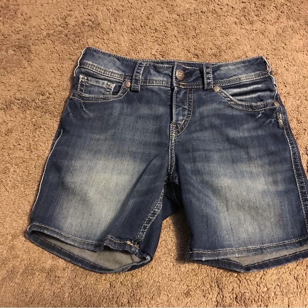 Silver Jeans Co. Women's Suki Mid Rise Curvy Fit Short